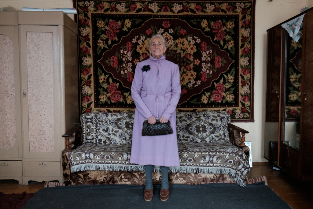 Dieses Kleid mußte Vera gezwungener Maßen anfertigen lassen. Die Fotografin inszenierte die Bilder der Serie immer am selben Ort in Veras Wohnzimmer. / Foto: Tatsiana Tkachova