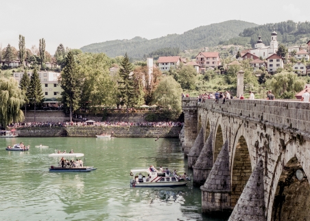 Hundreds of civilians were murdered in 1992 on the bridge over the Drina in Bosnian Višegrad, which is popular among tourists. The dead bodies were dumped into the river by the Serbian military and afterwards washed up again and again in different places. / Photo: Paweł Starzec
