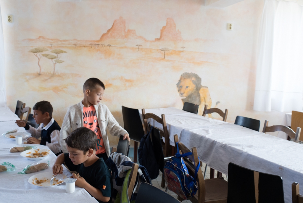 Das warme Mittagessen in der Waldorfschule in Rosia ist für viele Familien mit ein Grund ihre Kinder auf die Schule zu schicken. 