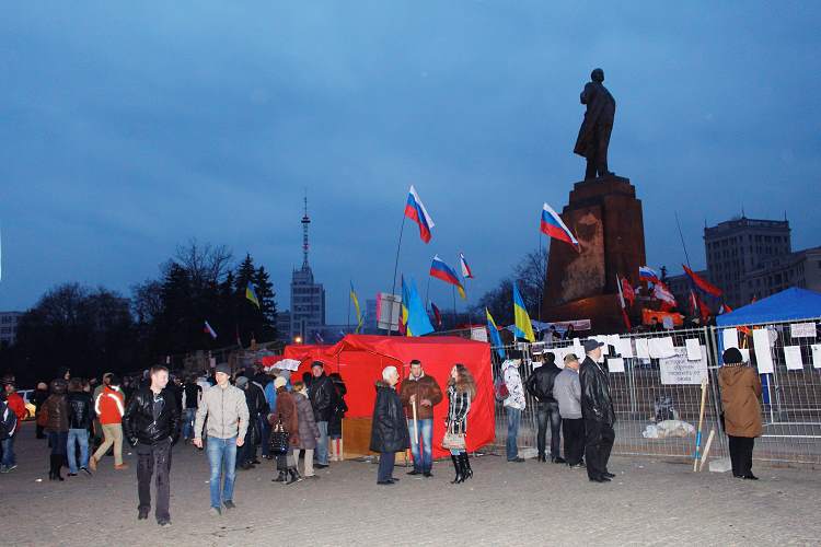 Charkow: Pro-russische Gruppen schützen das Lenin-Denkmal / Annette Streicher, n-ost