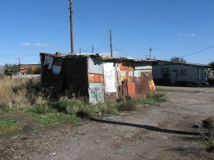 Viele Menschen in Gyumri leben auch 25 Jahre nach dem Erdbeben in Notunterkünften oder halb zerstörten Häusern. / Christoph Kersting, n-ost