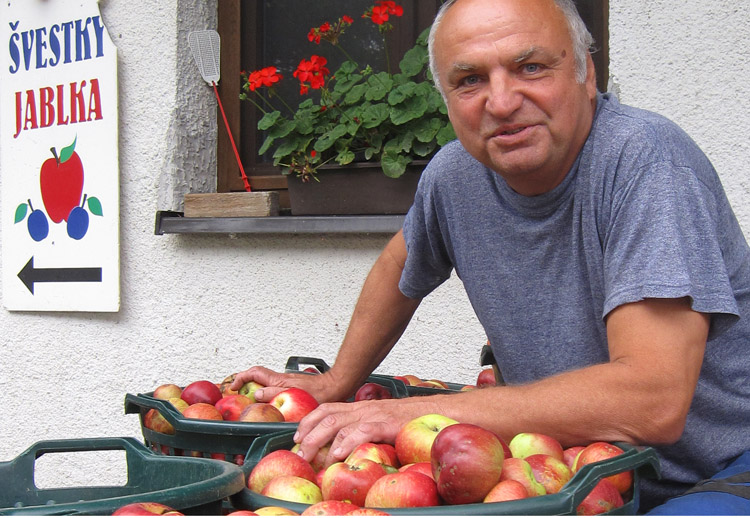 Jindrich Cerny brennt Äpfel zu Schnaps / Bara Prochazkova, n-ost