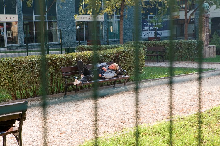 Parkbänke sind in vielen Gegenden Budapests für Obdachlose jetzt tabu / Daniel Kaldori, n-ost