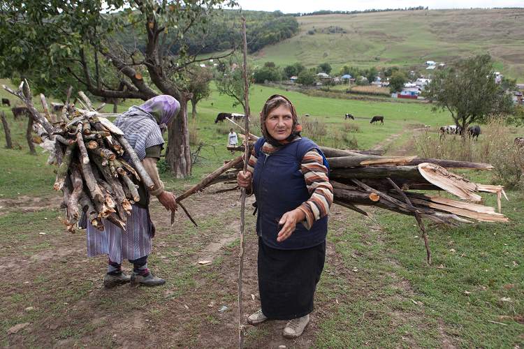 Mit der Mistgabel gegen die Chevron-Arbeiter: Elisabeta Preda aus dem ostrumänischen Dorf Bacesti / George Popescu, n-ost