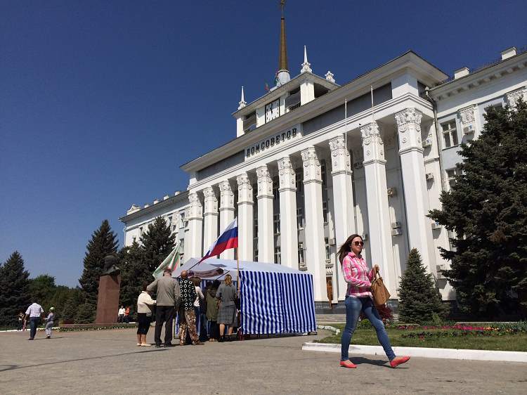 Unterschriftenaktion am Rathaus von Tiraspol: Die Menschen in Transnistrien fordern Russland auf, ihre Region als souverän anzuerkennen. / Oliver Bilger, n-ost