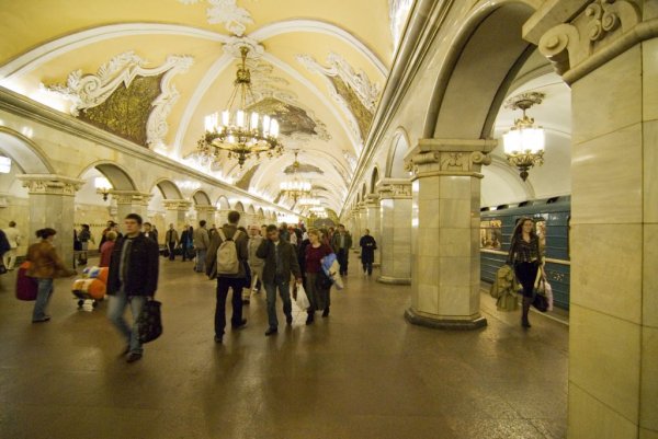 Die Stationen der Moskauer Metro, hier die Komsomolskaja, gleichen unterirdischen Palästen. (Foto: Olaf Meinhardt)