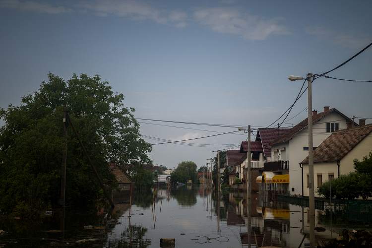 Der Ort Domaljevac an der bosnisch-kroatischen Grenze ist seit mehr als einer Woche überflutet / Krsto Lazarevic, n-ost