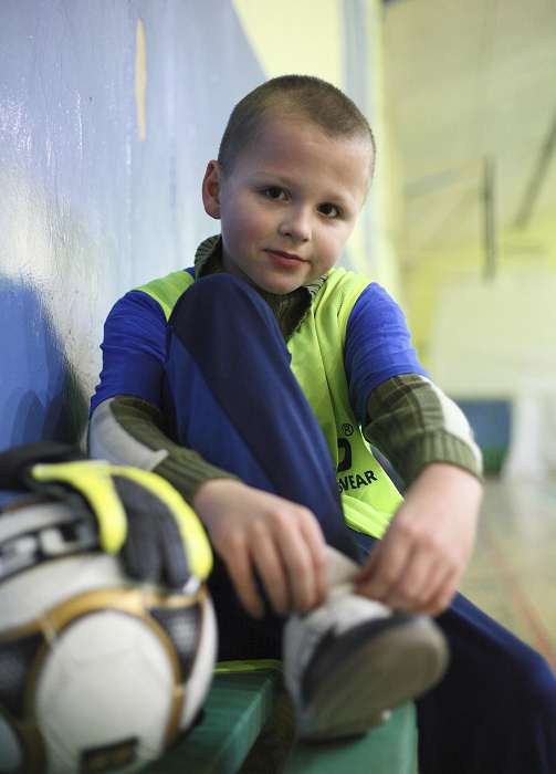 Der zehnjährige Junge Kacper in seinem Fußballklub in Elk (ehemals Lyck). Foto: Markus Nowak (n-ost)