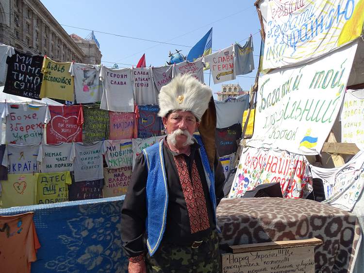 „Wir bleiben, bis das Land ganz auf Reformen eingestellt ist“, sagt Maidan-Aktivist Taras, ehemaliger General aus Lemberg / Simone Brunner, n-ost