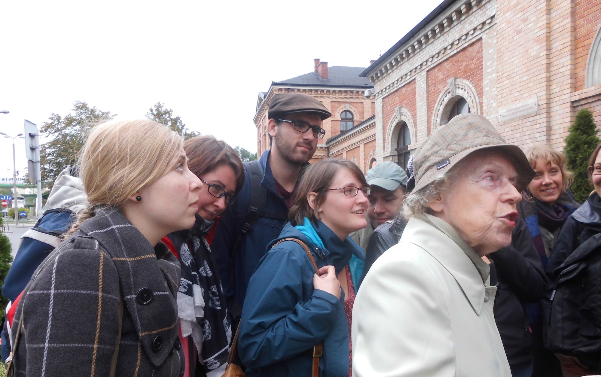 Die polnische Kunsthistorikerin Ewa Chojecka während eines Stadtrundgangs vor dem Hauptbahnhof in Bielsko-Biała / Ariane Afsari