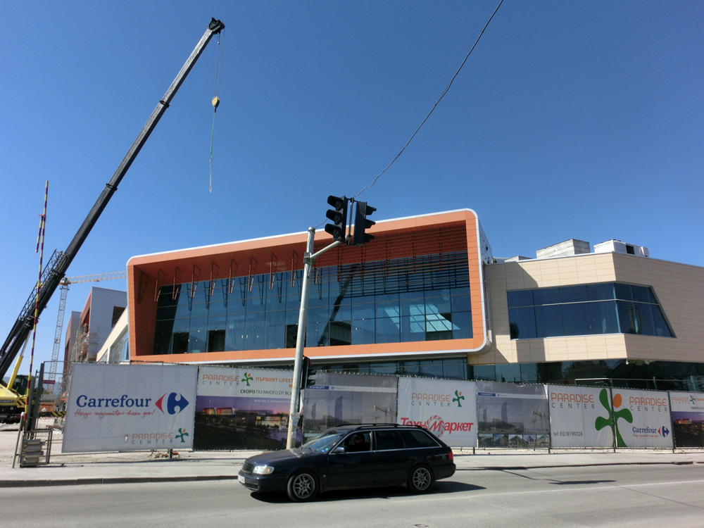 In Bulgarien gibt es einen regelrechten Bauboom, hier ein neues Einkaufszentrum in Sofia / Frank Stier, n-ost