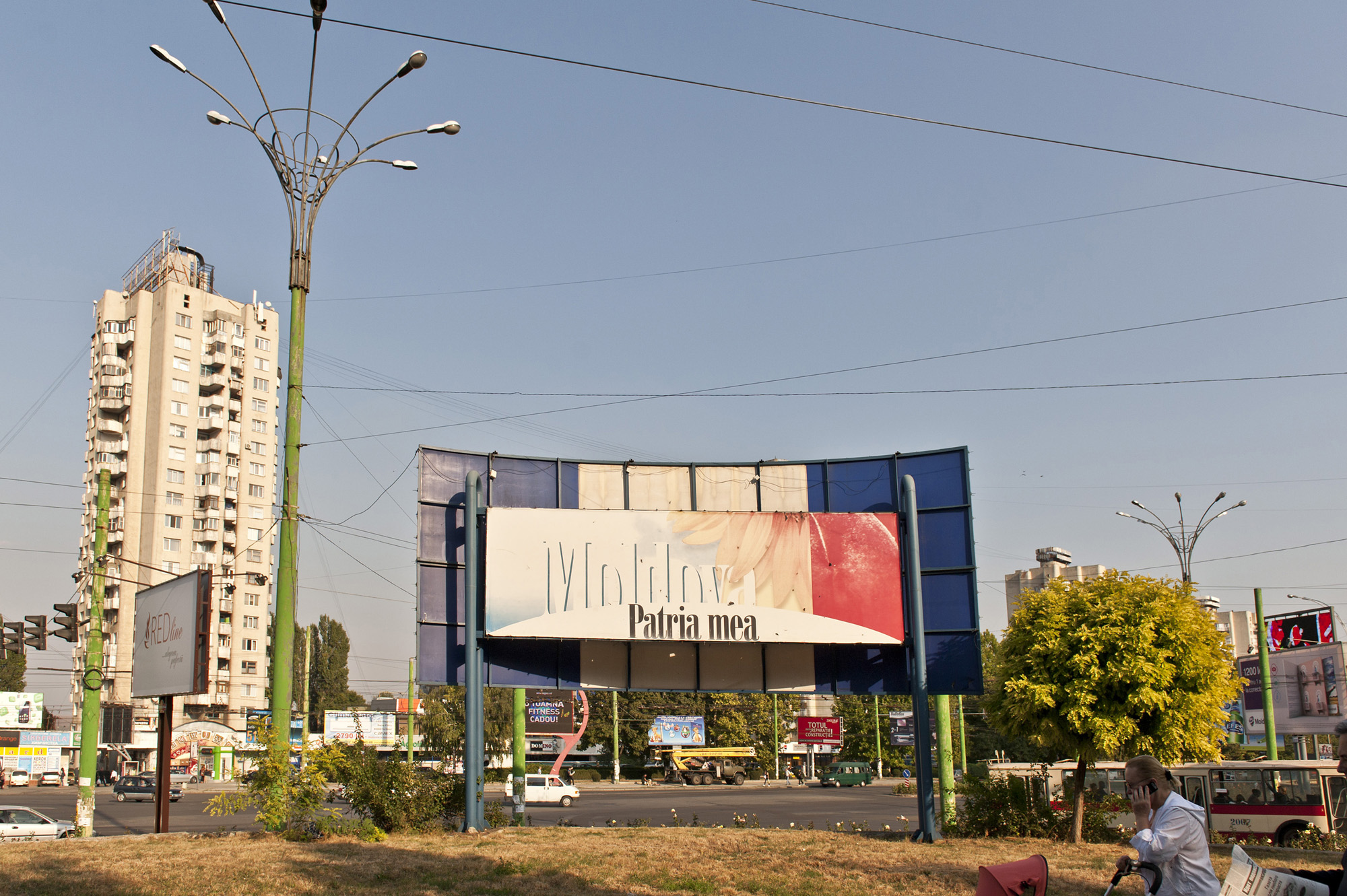 Das Schild mit dem Schriftzug&amp;nbsp; „Moldau, meine Heimat“ in Chisinau verbleicht in der Sonne:&amp;nbsp; Immer mehr Menschen verlassen die Republik Moldau / Dagmar Gester, n-os 