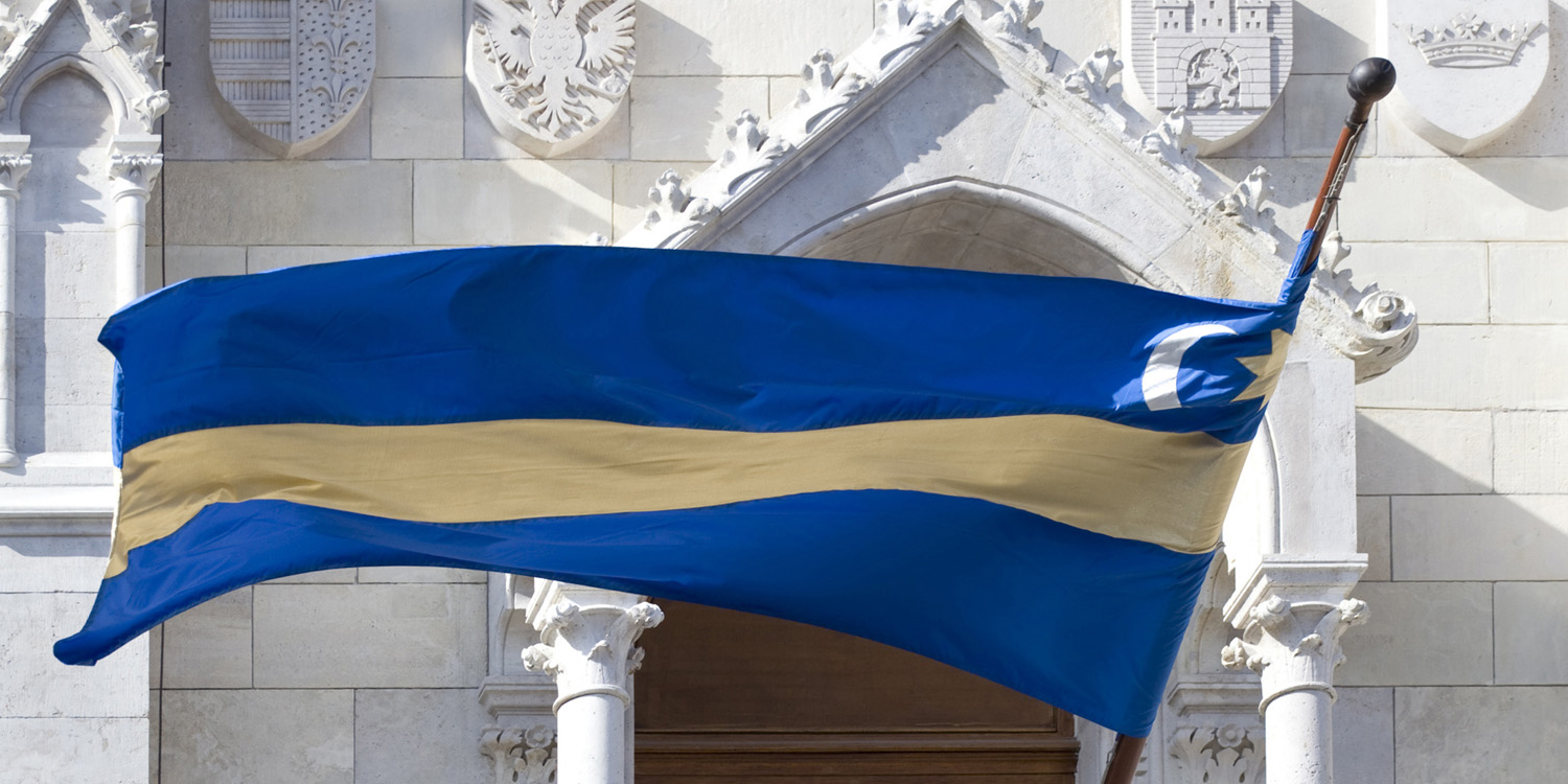 Nachdem rumänische Behörden die symbolische Flagge der ungarischen Minderheit im Landkreis Covasna aus einem Amtsraum entfernt hatten, hisste die ungarische Reierung sie auf dem Parlamentsgebäude in Budapest  / Daniel Kaldori, n-ost