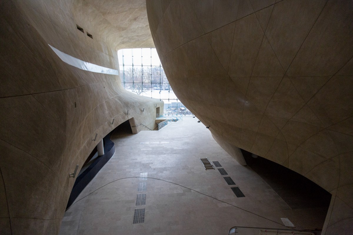 Das neue Jüdische Museum in Warschau wurde von einem finnischen Architekturbüro entworfen und setzt auf eine starke Formensprache / Marta Kusmierz, n-ost