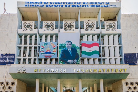 Personenkult um den tadschikischen Präsidenten Emomai Rahmon in der Hauptsstadt Duschanbe. Er hat 2015 unter Terrorismusvorwand die islamische Opposition ausgeschaltet und erklärte sich zum &quot;Führer der Nation&quot;. / Foto: Edda Schlager, n-ost