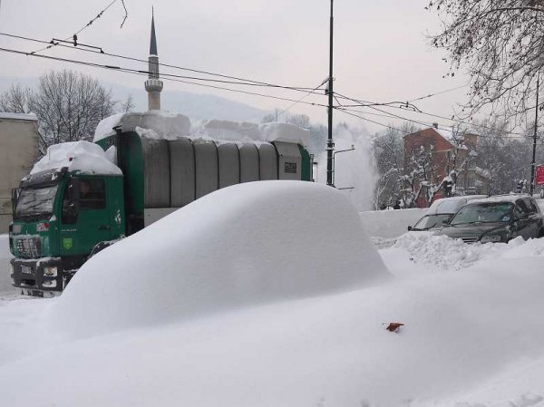 Autos versunken im Schnee / Falko Wittig, n-ost