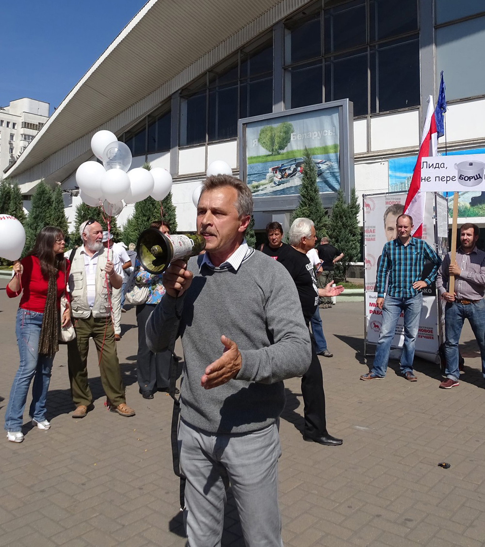 Anatol Ljabedska von der&amp;nbsp;„Vereinigte Bürgerpartei“ ruft in Minsk zum Boykott der Wahlen auf. / Foto: Simone Brunner, n-ost