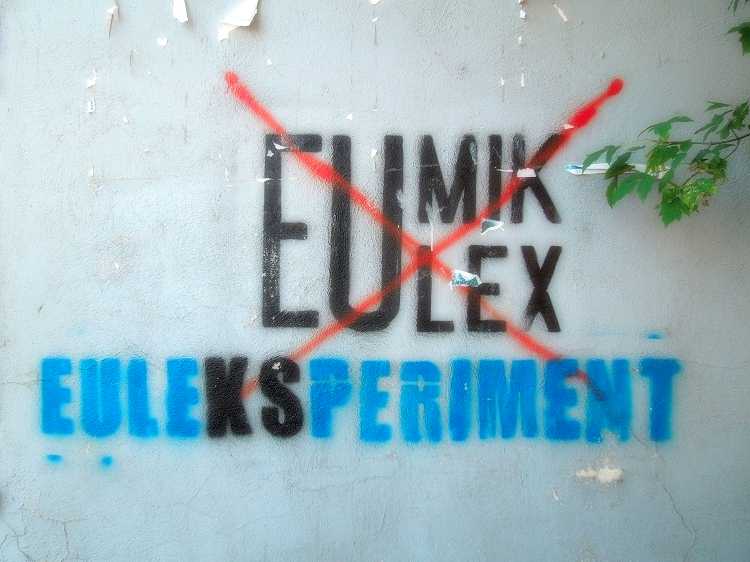 „EULEX und UNMIK sind ein Experiment“: Das Graffito im albanischen Teil Kosovos kritisiert die beiden internationalen Institutionen im Kosovo / Hubert Beylere, n-ost