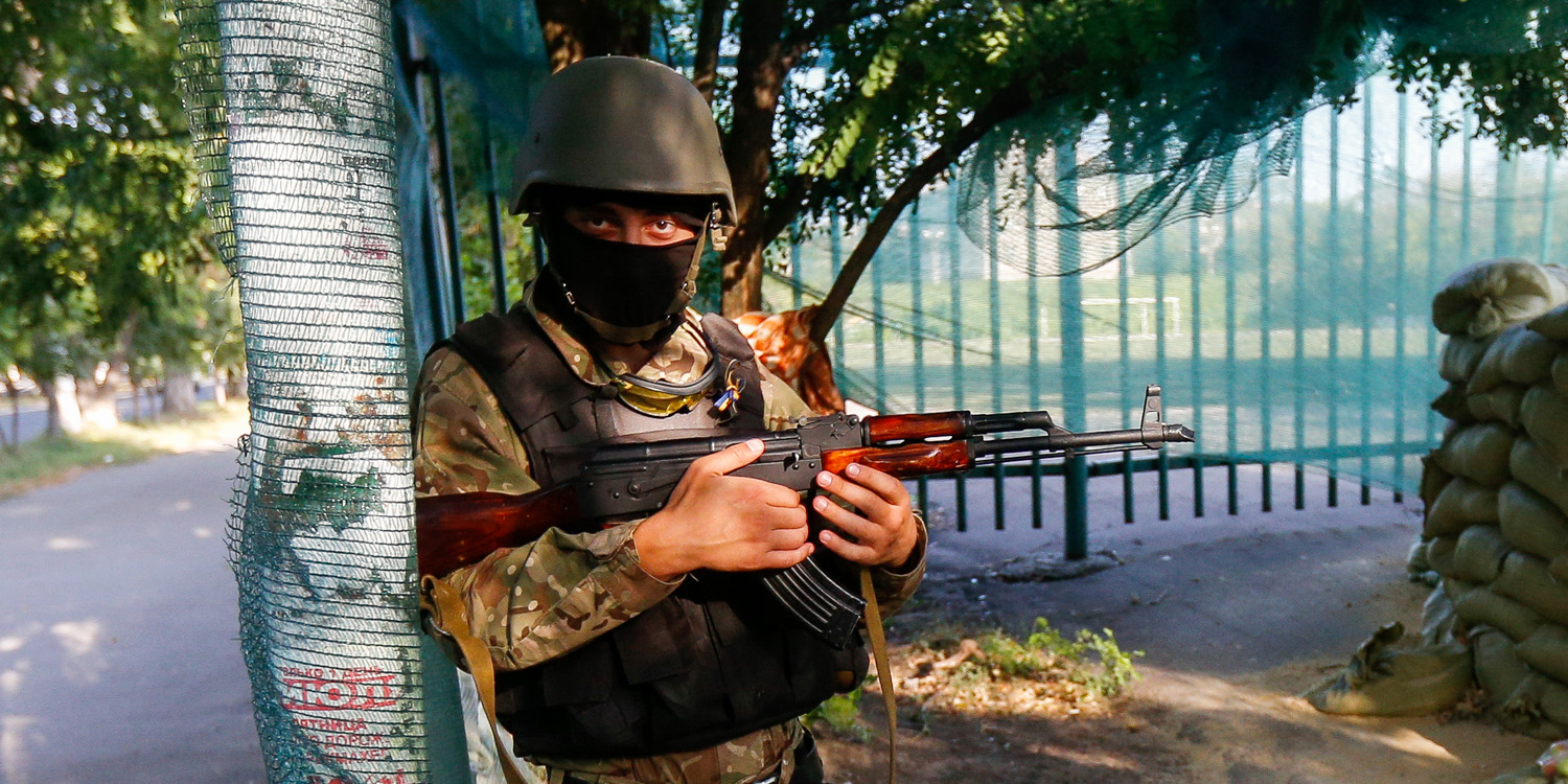 Ukrainischer Soldat in Mariupol: Wer schießt in der Ostukraine eigentlich genau auf wen und warum? Das wird je nach Betrachtungsweise sehr unterschiedlich gedeutet. / Konstantin Chernichkin, n-ost