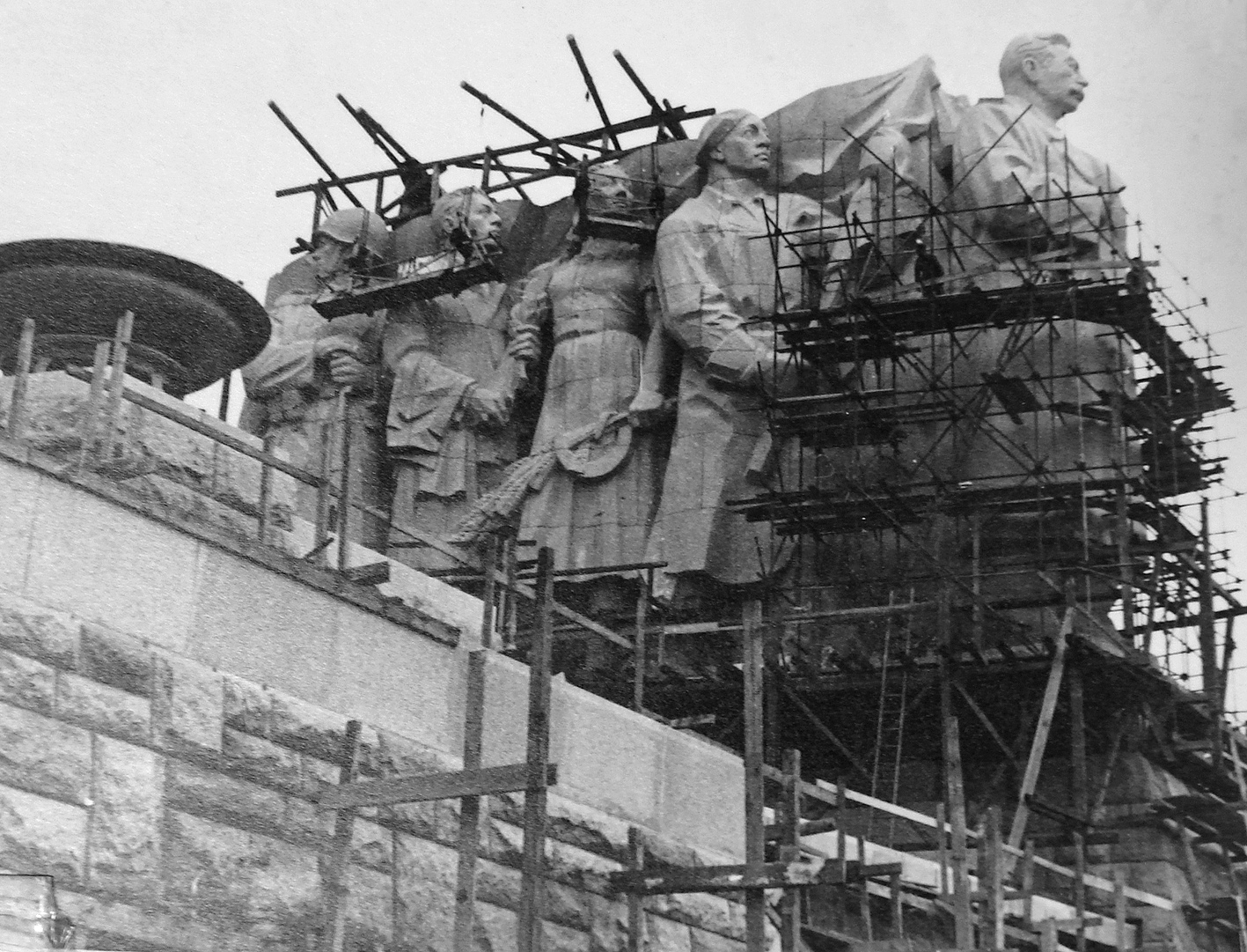 Fünf Jahre wurde das Stalin-Monument in Prag gebaut, nach nur sieben Jahren wurde es 1962 abgerissen / Rudla Cainer, ARSCI, n-ost