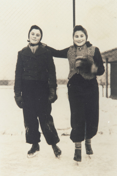 Maud (rechts) vor der Deportation nach Theresienstadt. Ihre Freundin Ruth (links) starb in Auschwitz. / Foto: privat