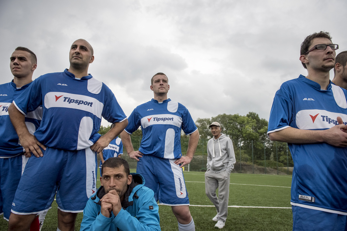 Die Roma-Fußballmannschaft aus dem tschechischen Decin spielt leidenschaftlich in der Kreisklasse, hat aber mit Vorurteilen zu kämpfen. / Foto: Petr Spanek, n-ost