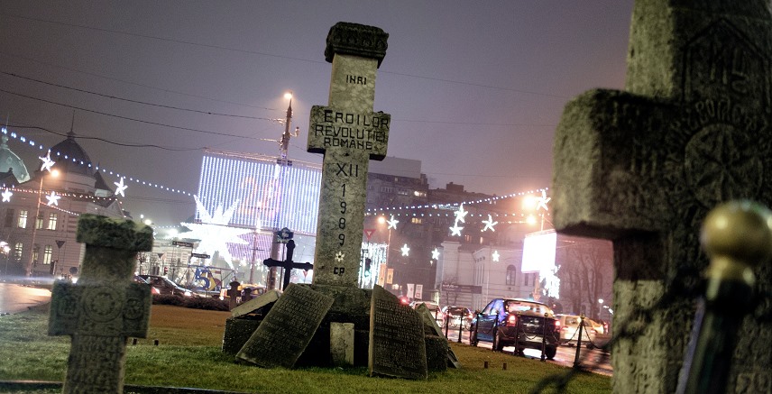 Denkmäler erinnern in Bukarest an die „Helden der rumänischen Revolution“, die zum Sturz Ceausescus führte. / Mihai Stoica, n-ost