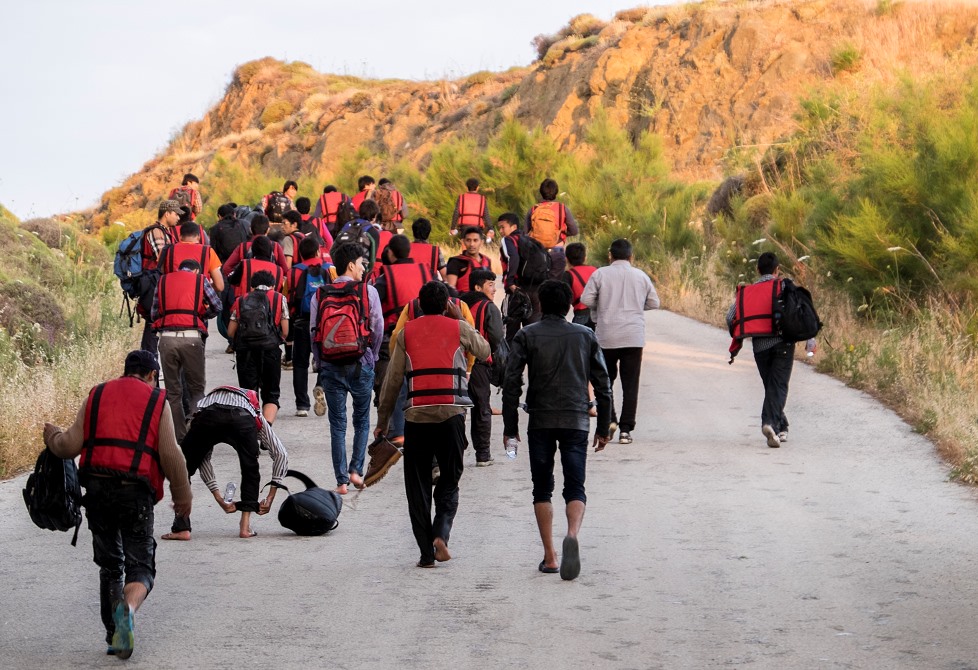 Fußmarsch über die Insel: Flüchtlinge auf dem Weg zur Registrierung in die 50 Kilometer entfernte Inselhauptstadt Mytilini. / Foto: Michael Honegger, n-ost