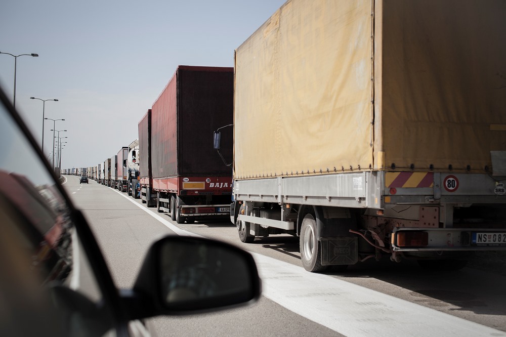 Weil Kroatien die Grenzen zu Serbien geschlossen hat, stockt der Transportverkehr. Kilometerlange Staus an den Grenzübergängen sind die Folge wie hier Batrovci. / Foto: Nils Bröer, n-ost