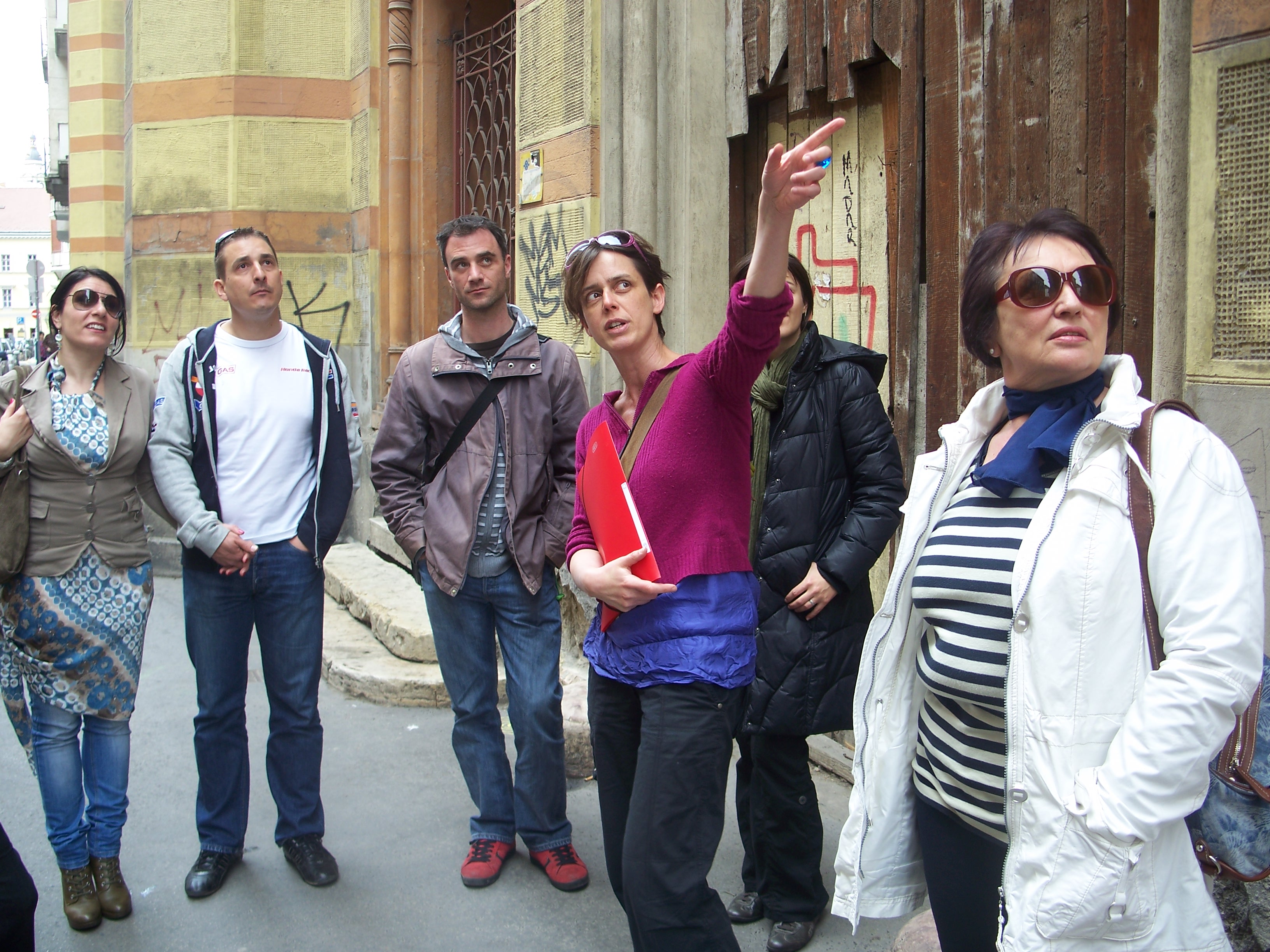 Anna Lenard vor der Synagoge in der Rumbach-Straße in Budapest. / Keno Verseck, n-ost