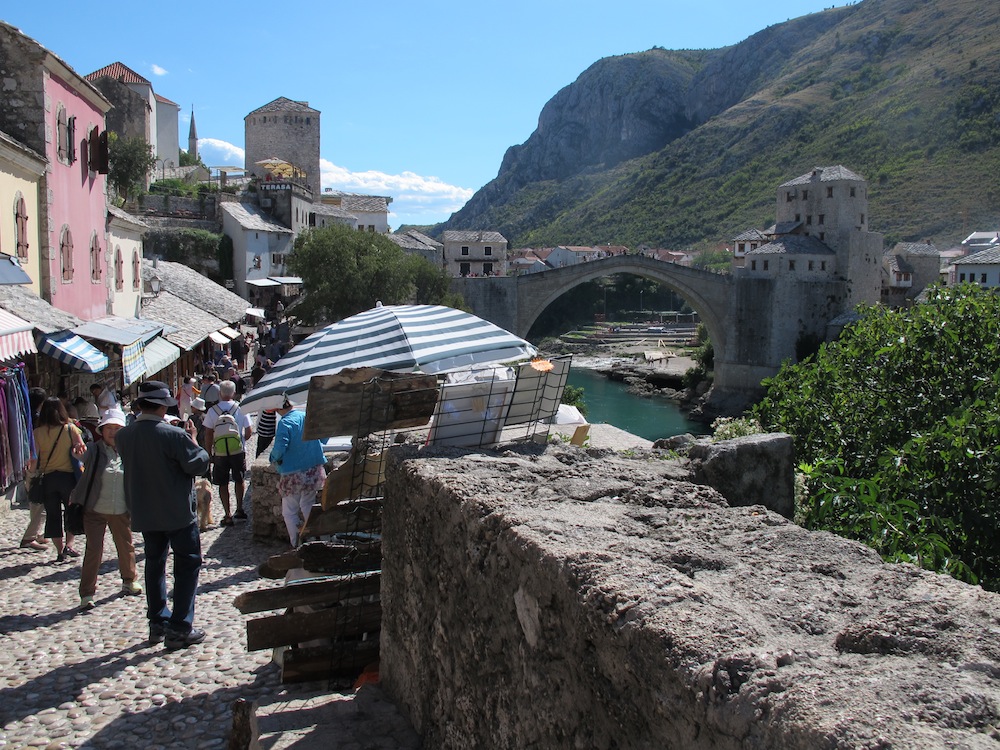 Die wiederaufgebaute Brücke in Mostar. / Simone Böcker, n-ost