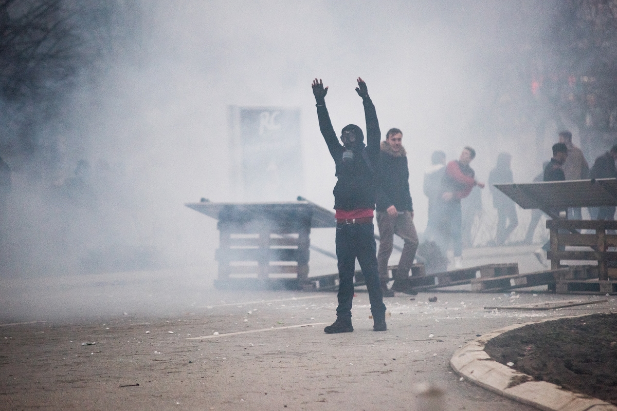 Schon seit 2015 kommt es immer wieder zu gewalttätigen Protesten im Kosovo, der sich vor allem gegen die im Land verbliebenen Serben richtet. Hier: Proteste im Januar 2015 in Prishtina. / Foto: Ruben Neugebauer, n-ost
