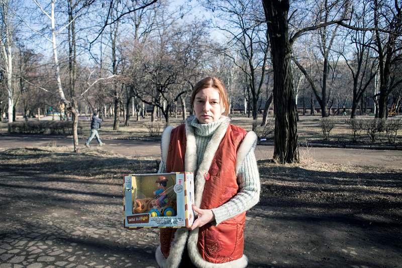 Nichts ist mehr normal im Osten der Ukraine: Anna, Verkäuferin in einem Spielwarenladen mit einem durch Granatbeschuss beschädigten Artikel aus ihrem Laden.  / Foto: Florian Bachmeier, n-ost