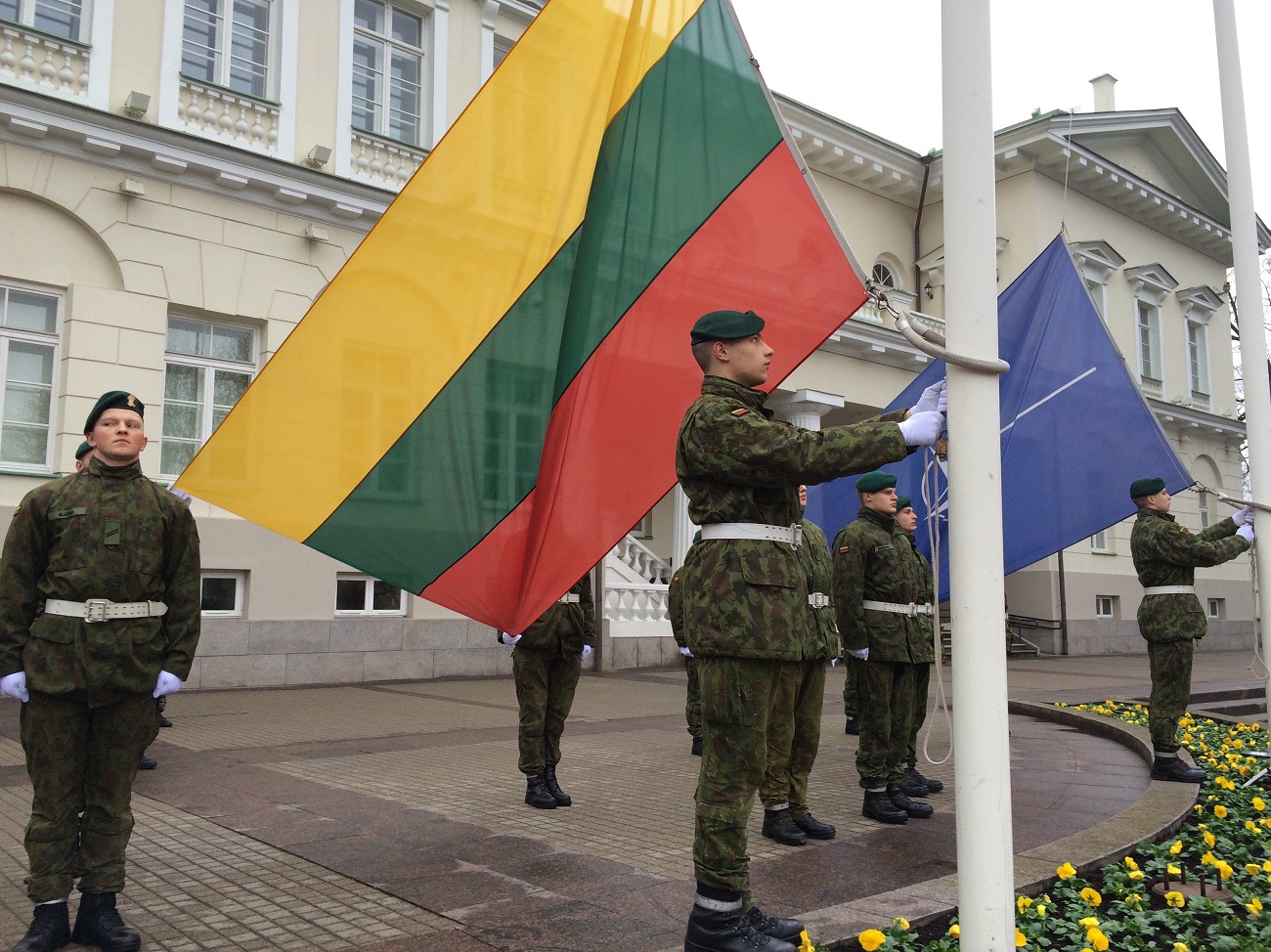 Litauische Ehrengarde beim Fahnenwechsel vor dem Präsidentenpalast in Vilnius./ Foto: Birgit Johannsmeier, n-ost