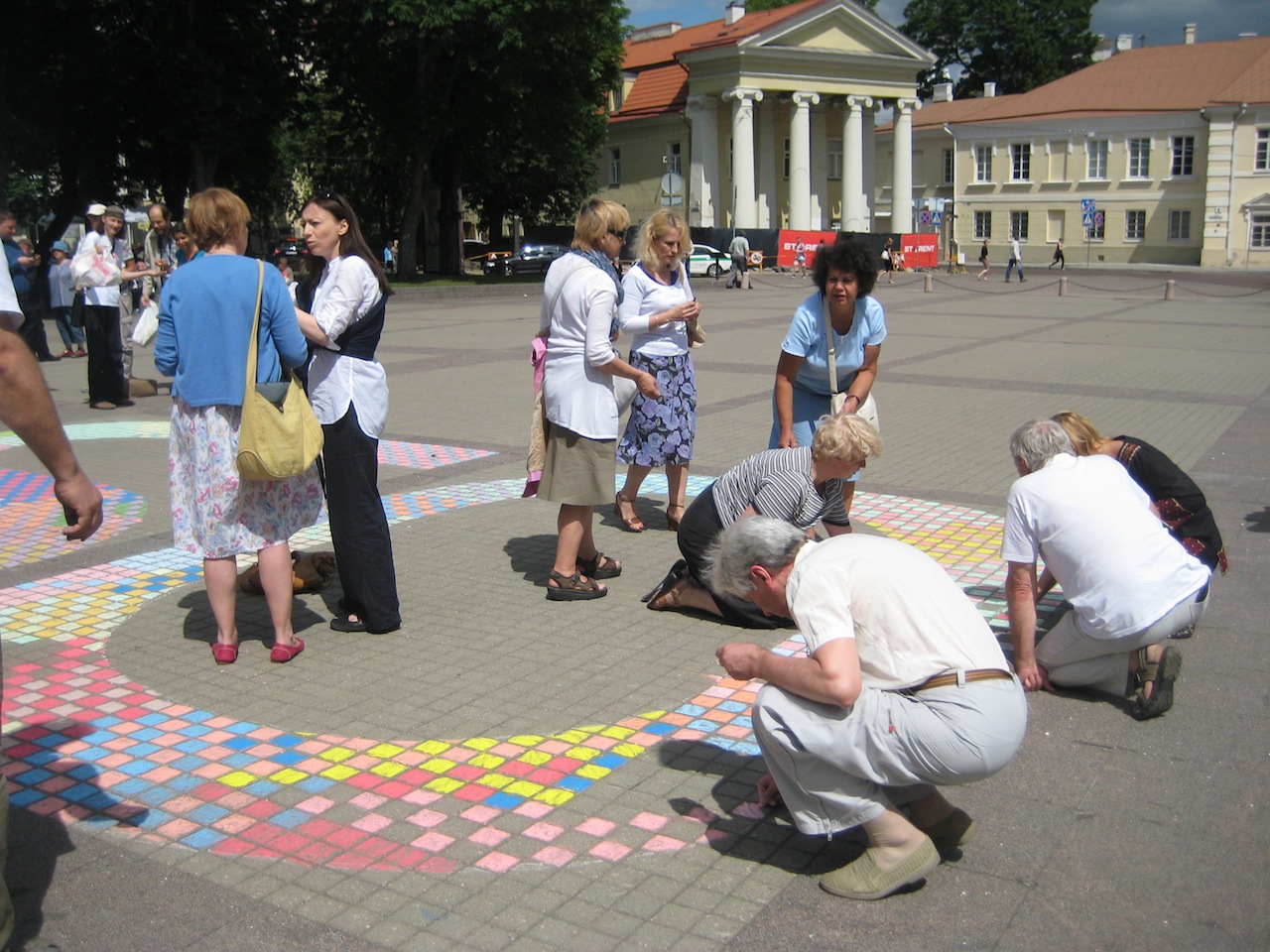 Protest mit bunter Kreide gegen die litauische Energiepolitik vor dem Präsidentenschloss in in Vilnius / Birgit Johannsmeier, n-ost