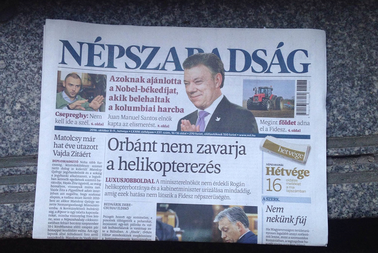 Die letzte gedruckte Ausgabe der Népszabság vom 8./9. Oktober. Der Aufmacher „Orbán stört die Helikoperei nicht“ bezieht sich auf die vom regierungskritischen Blatt kurz zuvor aufgedeckten Affäre um die privaten Hubschrauberreisen von Antal Rogán, Orbáns Kabinettschef. / Bildrechte: 444.hu