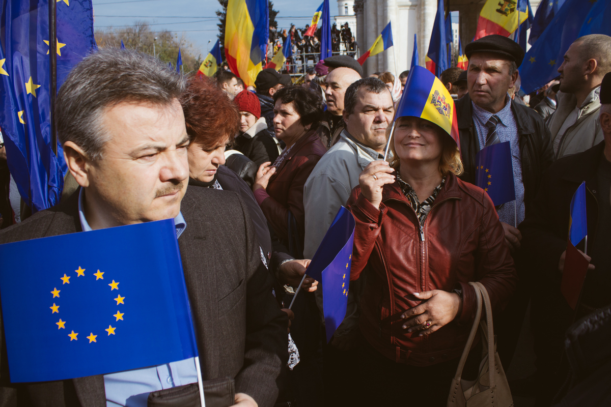 Pro-europäische Demonstration im November 2013: Sieben Monate später unterschrieb Moldau das EU-Assoziierungsabkommen, doch die Korruption im Land lähmt bis heute den Annäherungsprozess. / Foto: Ramin Mazur