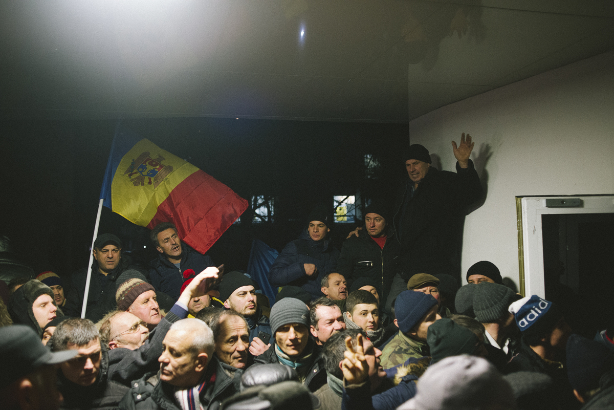 Am 20. Januar stürmten wütende Demonstranten das Parlamentsgebäude in Chisinau. / Foto Ramin Mazur, n-ost