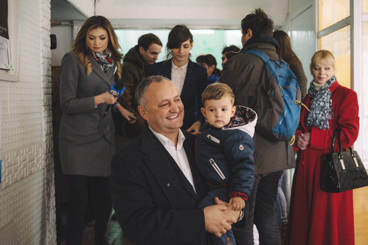 Igo Dodon macht kein Geheimnis daraus, dass er als Präsident zuerst nach Moskau fliegen würde. Hier kurz nach der Stimmabgabe beim ersten Wahlgang am 30. Oktober in Chisinau. / Foto: Ramin Mazur, n-ost