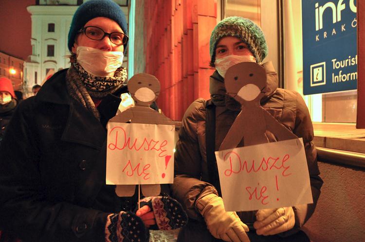 &quot;Ich ersticke&quot; - Demonstrantinnen mit Gasmaken in Krakau / Juliane Preiss, n-ost