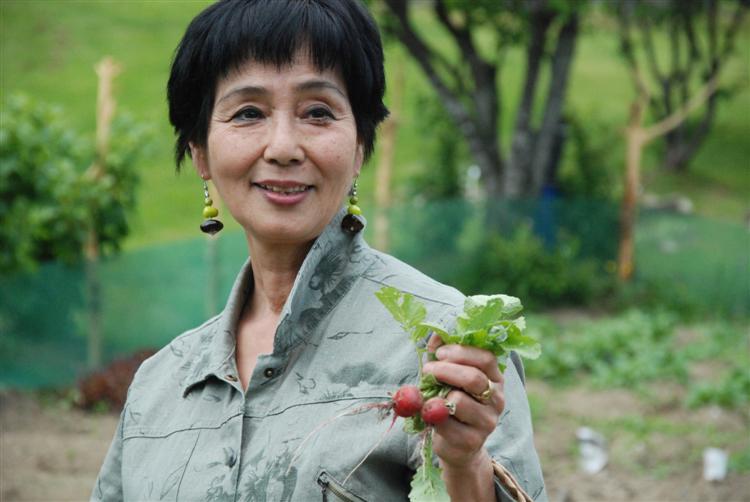 Akiko Miwa in ihrem Kräutergarten / Hartmut Ziesing, n-ost