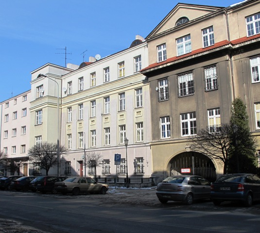 In dem weißen Haus (links) in der Groblastraße 14 in Posen lebte Angela Merkels Großvater / Marcin Rogozinski, n-ost