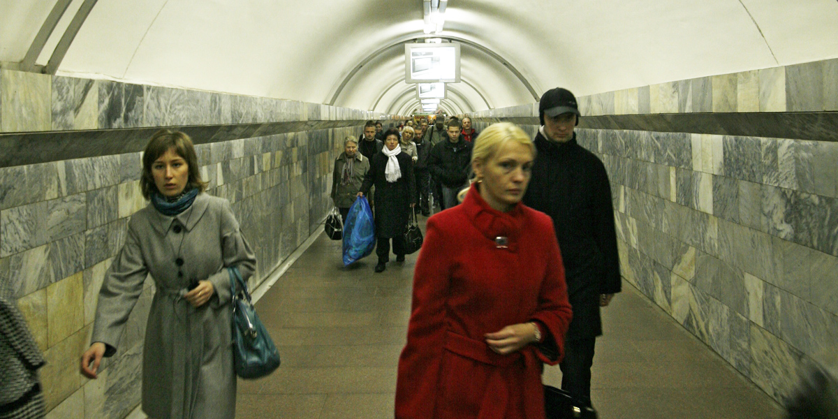 „In der heutigen Welt ist der Mensch gezwungen, sich und seinen Ort in der Welt selbst zu konstruieren.“ In der Minsker U-Bahn / Stefan Günther, n-ost