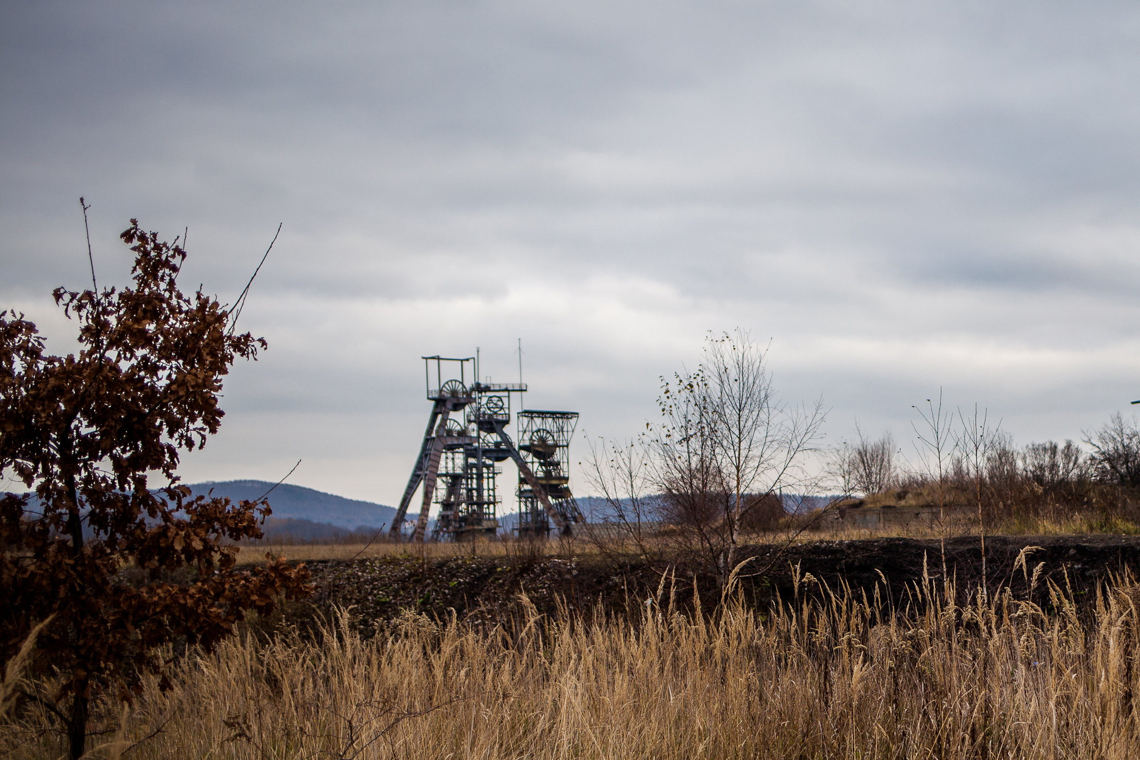 Der Förderturm einer stillgelegten Grube steht wie ein Denkmal in der Landschaft bei Walbrzych. Hier im Südwesten Polens lebten früher tausende Menschen vom Kohleabbau - jetzt wird die Kohle in anderen Regionen Polens gefördert. / Foto: Michael Biach, n-ost