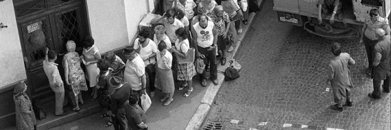 Schlange stehen nach Zucker, Bukarest, Mai 1982. Wer in der Ceausescu-Diktatur ein Bild einer Schlange abgelichtet hatte, musste mit einer Gefängnisstrafe rechnen. Der Bukarester Fotograf Andrei Pandele hat solche Fotos dennoch gemacht. Foto: Andrei Pandele 