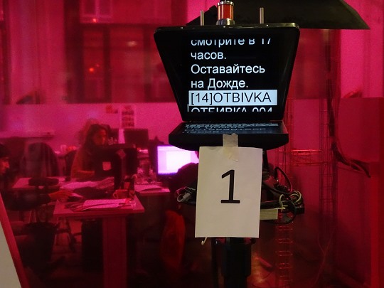 „...Bleiben Sie dran bei Doschd!“, steht auf einem Teleprompter in den TV-Studios des russischen Fernsehsenders „Doschd“ („Regen“) in Moskau. / Simone Brunner, n-ost