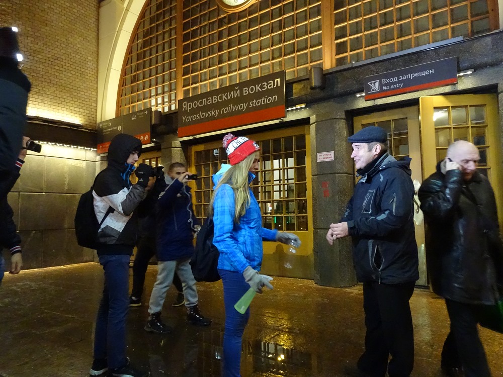 Mitglieder der kreml-treuen Jugendgang sprühen einem Raucher vor einer Metrostation in Moskau die Zigarette aus. Sie filmen die Situation, um sie dann im Internet zu zeigen. / Foto: Simone Brunner, n-ost