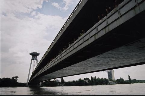 Donaubrücke in Bratislava / Andreas Metz, n-ost