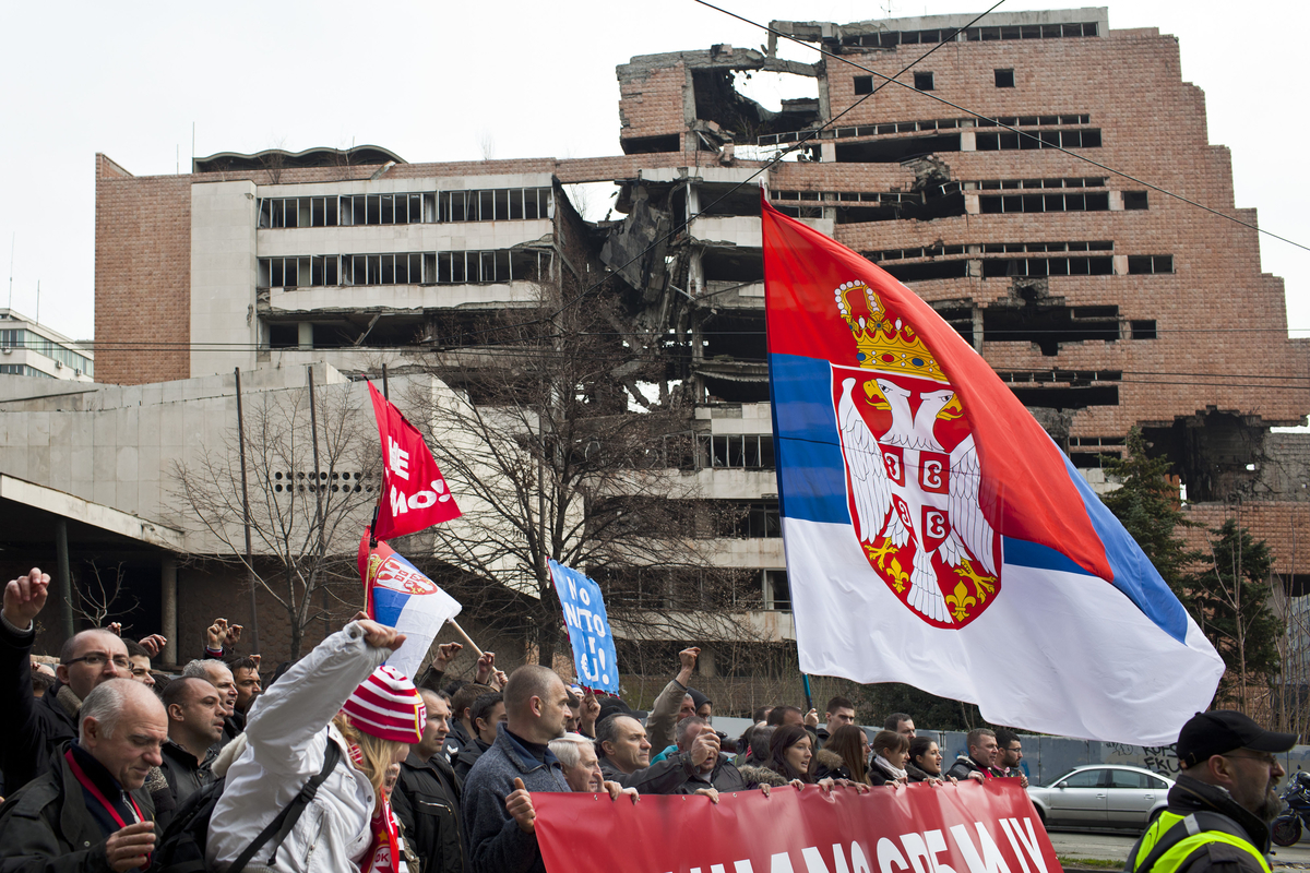 Serbische Flagge vor dem ehemaligen Verteidigungsministerium in Belgrad bei einer nationalitischen Demonstration im April 2013 als die serbische Regierung mit der EU über eine Beitrittsperspektive verhandelte. / Foto: Marko Risovic, Kamerades, n-ost