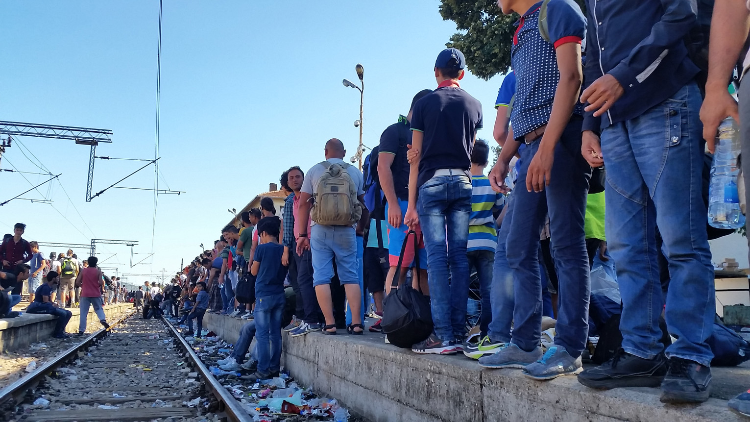 Tausende von Flüchtlingen warten am Bahnhof von Gevgelija in Mazedonien auf ihre Weiterreise Richtung Serbien. / Foto: Zana Cimili, n-ost